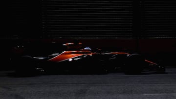 SINGAPORE - SEPTEMBER 16: Fernando Alonso of Spain driving the (14) McLaren Honda Formula 1 Team McLaren MCL32 on track during qualifying for the Formula One Grand Prix of Singapore at Marina Bay Street Circuit on September 16, 2017 in Singapore.  (Photo by Mark Thompson/Getty Images)