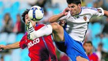 <b>INTENSIDAD. </b>Braulio salta para llevarse un balón frente a Belenguer: el partido tuvo ritmo y tres goles en la primera mitad.