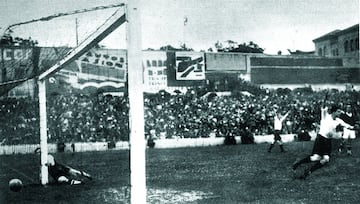 Bulgaria también ha sido un rival que se ha llevado un repaso de la Selección española. No en vano el 13-0 a los búlgaros el 21 de mayo de 1933 es, hasta la fecha, la máxima conseguida por el equipo nacional. No obstante, hace 22 años, en el Mundial de 1998, España consiguió una amarga goleada sobre Bulgaria: 6-1. Lo abultado del resultado no escondió que el equipo entrenado por Javier Clemente se quedó fuera de la cita mundialista en la fase de grupos. De nada sirvieron los dobletes de Morientes y Kiko ni los goles De Hierro y Luis Enrique.

