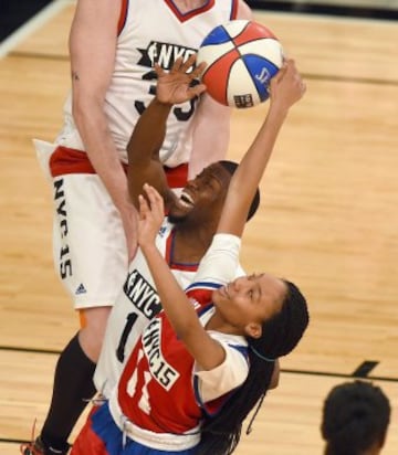 Kevin Hart y Mo' Ne Davis luchan por un rebote