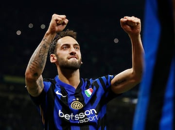 Hakan Calhanoglu del Inter de Miln celebrando el segundo gol del Inter de Miln.