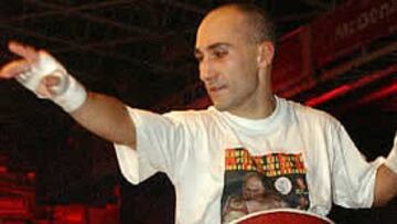 <b>COMO LOS TOREROS</b>. El boxeador leonés Jorge Mata salió por la puerta grande, alzado en hombros tras revalidar el título mundial del peso mínimo.