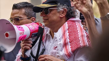Colombian President Gustavo Petro addresses pro-Palestinian demonstrators at Dag Hammarskjold Plaza outside U.N. headquarters during the 80th United Nations General Assembly in New York City, U.S., September 26, 2025. REUTERS/Bing Guan TPX IMAGES OF THE DAY