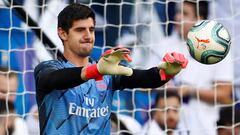 Thibaut Courtois, portero del Real Madrid, durante el calentamiento previo al derbi de Liga contra el Atl&eacute;tico en el Bernab&eacute;u.