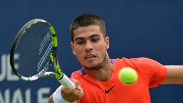 El tenista español Carlos Alcaraz devuelve una bola durante su partido ante Tommy Paul en el Masters 1.000 de Canadá.