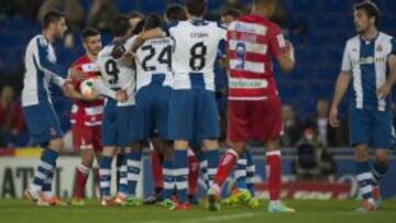 El Espanyol gana con diez y complica la vida al Granada