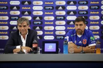 El Fantasista posó con la camiseta de Universidad de Chile en su presentación como nuevo jugador azul.