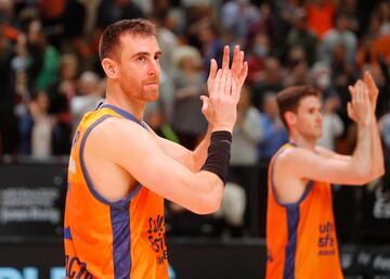 El alero estuvo desde la temporada 2006 hasta 2012 en el Valencia Basket. En 2012 se march¨® a la NBA al equipo Portland Trail Blazers y estuvo en Estados Unidos tres a?os. Cuando termin¨® esta etapa, Denver Nuggets se hizo con el jugador, aunque pocos d¨ªas de su fichaje, V¨ªctor Claver fue rechazado por este equipo y acab¨® march¨¢ndose al BC Khimki en el a?o 2015. Un a?o despu¨¦s se march¨® al Lokomotiv Kuban y despu¨¦s al Barcelona hasta 2021, donde el alero espa?ol regresa al Valencia, firmando su contrato hasta 2024.