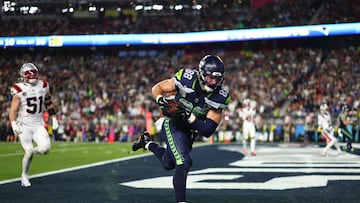 SANTA CLARA, CALIFORNIA - FEBRUARY 8: AJ Barner #88 of the Seattle Seahawks catches the ball for a touchdown during the fourth quarter of the NFL Super Bowl LX football game against the New England Patriots, at Levi's Stadium on February 8, 2026 in Santa Clara, California. (Photo by Kevin Sabitus/Getty Images)