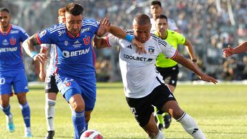 Futbol, Colo Colo vs Universidad de Chile.
Fecha 8, campeonato Nacional 2023.
El jugador de Colo Colo Leandro Benegas disputa el balon con Matias Zaldivia de Universidad de Chile durante el partido de primera division realizado en el estadio Monumental en Santiago, Chile.
12/03/2023
Javier Salvo/Photosport
Football, Colo Colo vs Universidad de Chile.
8nd turn, 2023 National Championship.
Colo Colo's player Leandro Benegas, vies for the ball against Matias Zaldivia of Universidad de Chile during the first division match at the Monumental stadium in Santiago, Chile.
12/03/2023