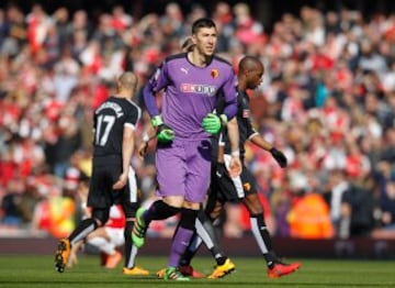 Costel Pantilimon portero rumano actualmente juega en el Club Watford de la Premier League de Inglaterra, con una altura de 2.03