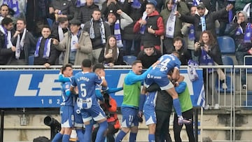 VITORIA, 08/03/2025.- Los jugadores del Alavés celebran el gol del defensa Manuel Sánchez contra el Villarreal, durante el partido de la jornada 27 de LaLiga Ea Sports, este sábado en el estadio de Mendizorrotza. EFE / L. Rico