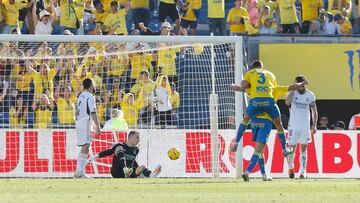 Sergi Cardona felicita a Javi Muñoz por su gol al Real Madrid el sábado, con Lunin en el suelo tras su intento de evitar el tanto de Las Palmas.