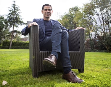 Uno de los grandes defensas en la historia del fútbol español, Fernando Hierro salió por la puerta de atrás del Real Madrid un año después de ganar la Novena, junto con otros protagonistas como Vicente del Bosque y Claude Makelele. El malagueño se fue al Al-Rayyan catarí, para regresar a Europa en 2005, a las filas del Bolton inglés, donde se retiró. Comenzó una espléndida carrera fuera de los banquillos: fue director deportivo de la Selección en la mejor etapa de ésta con la conquista de una Eurocopa y el Mundial de Sudáfrica. Fue ayudante de Ancelotti en el Madrid (2014-45) y entrenador del Oviedo en la campaña 2016-17. Un año después fue el seleccionador español en el Mundial de Rusia en 2018. Tiene empresas en Málaga junto a su familia de mangos y aguacates.