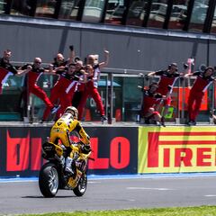 A Bautista le sienta bien el amarillo