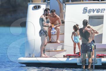 Messi, Luis Suárez y Cesc en sus vacaciones familiares en Ibiza.