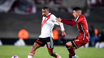 BUENOS AIRES, ARGENTINA - AUGUST 21: Nicolas De La Cruz of River Plate kicks the ball during a Liga Profesional 2022 match between River Plate and Central Cordoba at Estadio Mas Monumental Antonio Vespucio Liberti on August 21, 2022 in Buenos Aires, Argentina. (Photo by Marcelo Endelli/Getty Images)