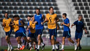 Harry Kane se entrena con sus compañeros.