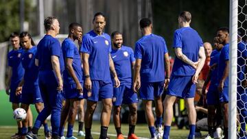 DOHA - Holland coach Louis van Gaal and Denzel Dumfries of Holland, Virgil van Dijk of Holland and Memphis Depay of Holland during a training session of the Dutch national team at the Qatar University training complex on November 24, 2022 in Doha, Qatar. The Dutch national team is preparing for the World Cup match against Ecuador. ANP KOEN VAN WEEL (Photo by ANP via Getty Images)