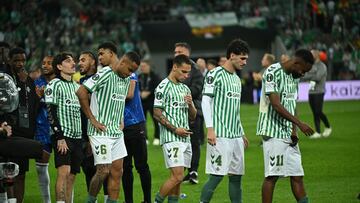 Los jugadores del Betis, tras la derrota.