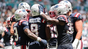 MIAMI GARDENS, FLORIDA - SEPTEMBER 14: Kayshon Boutte #9 of the New England Patriots is congratulated by his teammates after scoring a touchdown reception against the Miami Dolphins during the first quarter in the game at Hard Rock Stadium on September 14, 2025 in Miami Gardens, Florida. Carmen Mandato/Getty Images/AFP (Photo by Carmen Mandato / GETTY IMAGES NORTH AMERICA / Getty Images via AFP)