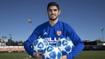Guedes posa para As con los balones de la Champions, competición a la que vuelve tras perderse el partido de Berna.