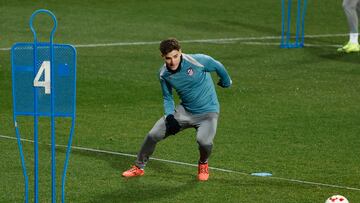 Julián Alvarez, en una sesión del Atlético en el regreso al trabajo. Simeone sigue con sus pruebas de cara al Marbella.