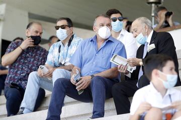 Gran ambiente en las gradas del Hipódromo de Madrid en la vuelta de las carreras de caballos tras la crisis del Covid-19.