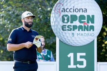 El golfista español Jon Rahm mira unas notas durante su juego. 
 