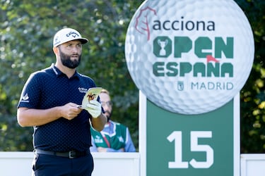El golfista español Jon Rahm mira unas notas durante su juego. 
 
