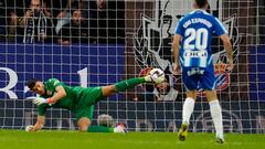 Cornellá de Llobregat (Barcelona), 09/11/2022.- El guardameta argentino del Villarreal, Gerónimo Rulli, detiene un balón durante el encuentro correspondiente a la jornada catorce de primera división que disputan hoy miércoles frente al Espanyol en el RCDE Stadium, en Cornellá de Llobregat. EFE / Enric Fontcuberta.
