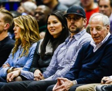 Olivia Munn y su novio Aaron Rodgers.