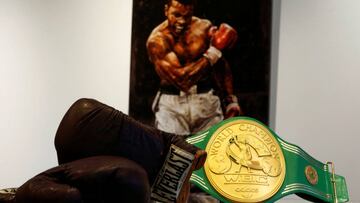Imagen de un cinturón del WBC, los guantes de Ali y un cuadro del púgil.