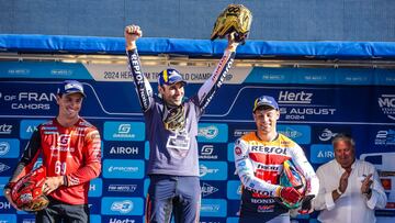 Toni Bou celebra su 18º título de TrialGP en el podio de Francia junto a Busto y Marcelli.