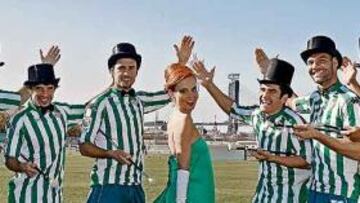 <b>CALENDARIO CRUZCAMPO. </b>Arzu, Rivera, Melli, Xisco, Rivas y Monzón, con la modelo de la cervecera.