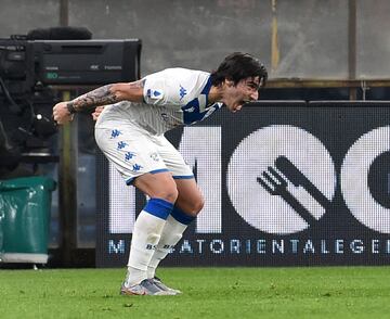 Apodado el nuevo Pirlo, Sandro Tonali es el futuro de Italia. Juega como mediocentro en el Brescia y ya ha sido internacional con la selección absoluta italiana, con la que probablemente hubiera disputado la Eurocopa. Pretendido por todos los grandes de la Serie A, su tasación actual es de 35 millones de euros, según Transfermarkt.
