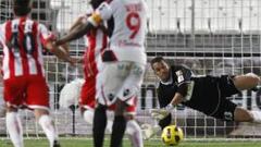 Ulloa la lía pero el Mallorca sobrevive