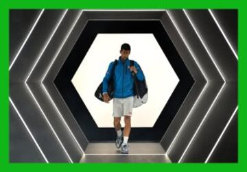 Novak Djokovic sale a pista para jugar el partido de segunda ronda ante Gilles Muller en el Masters de París.