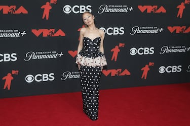 Ariana Grande posa en la alfombra roja de los MTV Video Music Awards.