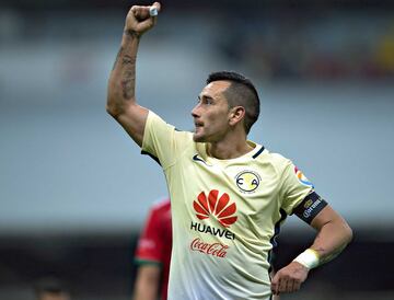 Llegó al futbol nacional con los Pumas en 2007 y jugó algunos torneos con los universitarios, pero fue en el América donde se convirtió en una figura de la Liga MX ganando dos torneos de liga y dos más de liga de campeones de la Concacaf.