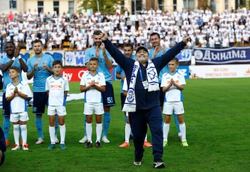 El argentino Diego Armando Maradona ha asumido la presidencia del Dinamo Brest, club de la liga bielorrusa con el que firmó antes de la Copa Mundial un contrato por tres temporadas. El argentino se dedicará a consultar al club en temas organizativos y asuntos deportivos, desde fichajes a la gestión de la academia del Dinamo. 