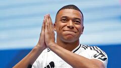 Soccer Football - Real Madrid unveil Kylian Mbappe - Santiago Bernabeu, Madrid, Spain - July 16, 2024
New Real Madrid signing Kylian Mbappe acknowledges the crowd during the presentation REUTERS/Juan Medina