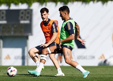 Ceballos toca balón, con normalidad, en el entrenamiento de esta mañana.