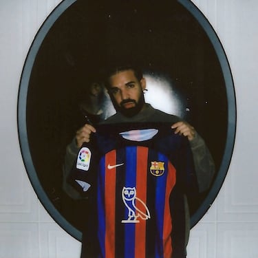 En lugar del logo de Spotify, la camiseta azulgrana mostró la silueta de un búho, el emblema de la marca OVO Sound de Drake.