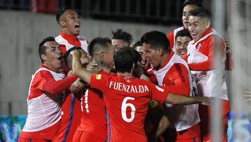 Futbol, Chile vs Uruguay.
Eliminatorias mundial Rusia 2018.
El jugador de Chile Alexis Sanchez, centro,, celebra su gol contra Uruguay durante el partido clasificatorio al mundial de Rusia 2018 en el estadio Nacional, Santiago, Chile.
15/10/2016
Marcelo Hernandez/Photosport**********
Football, Chile vs Uruguay.
Russia 2018 World Cup, qualifying match.
Chile's player Alexis Sanchez, center , celebrates his goal against Uruguay during the Russia 2018 World Cup qualifying football match at Nacional stadium in Santiago, Chile.
15/09/2016