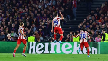 Julián Alvarez celebra el 0-1 al Barça.