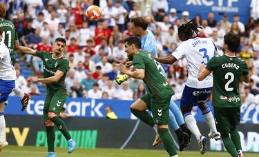 Las cosas del fútbol. Hace una jornada Jonmi celebraba un gol con el Eibar y en esta, recibía otro de Poussin. El portero del Zaragoza entró con todo y salvó un punto in extremis para los suyos, con un cabezazo espléndido. Un gol clave que puede valer una salvación.