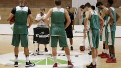 PRIMER ENTRENAMIENTO DE UNICAJA EN LOS GUINDOS, EN EL CENTRO JOAN PLAZA