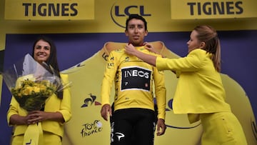 Egan Bernal recibe el maillot amarillo en Tignes.