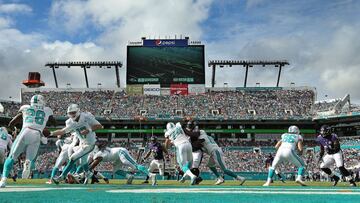 MIAMI GARDENS, FL - DECEMBER 06: Ryan Tannehill #17 hands off to Lamar Miller #26 of the Miami Dolphins during a game against the Baltimore Ravens at Sun Life Stadium on December 6, 2015 in Miami Gardens, Florida.   Mike Ehrmann/Getty Images/AFP
 == FOR NEWSPAPERS, INTERNET, TELCOS &amp; TELEVISION USE ONLY ==